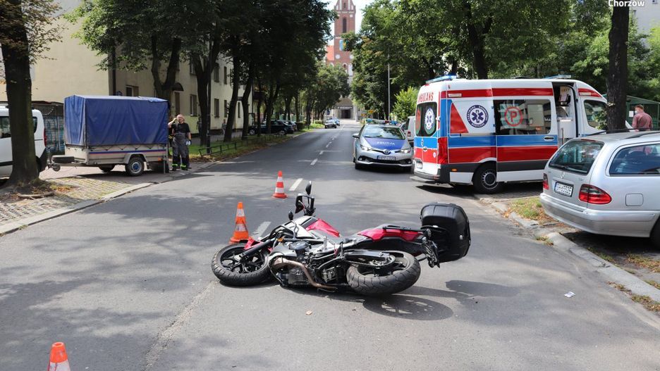 Chorzów. 47-letni motocyklista miał mnóstwo szczęścia, że z wypadku wyszedł tylko ze złamaną ręką. 