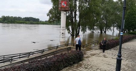 Wysoki stan wody na Wiśle w Puławach. Osiągnęła historyczny poziom z roku 1934
