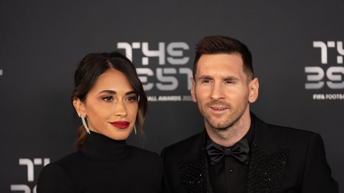 PARIS, FRANCE - FEBRUARY 27: Lionel Messi and Antonela Rocuzzo pose for a photo on the Green Carpet ahead of The Best FIFA Football Awards 2022 during the The Best FIFA Football Awards 2022 - Red Carpet Arrivals on February 27, 2023 in Paris, France. (Photo by Gaston Szerman/DeFodi Images via Getty Images)
