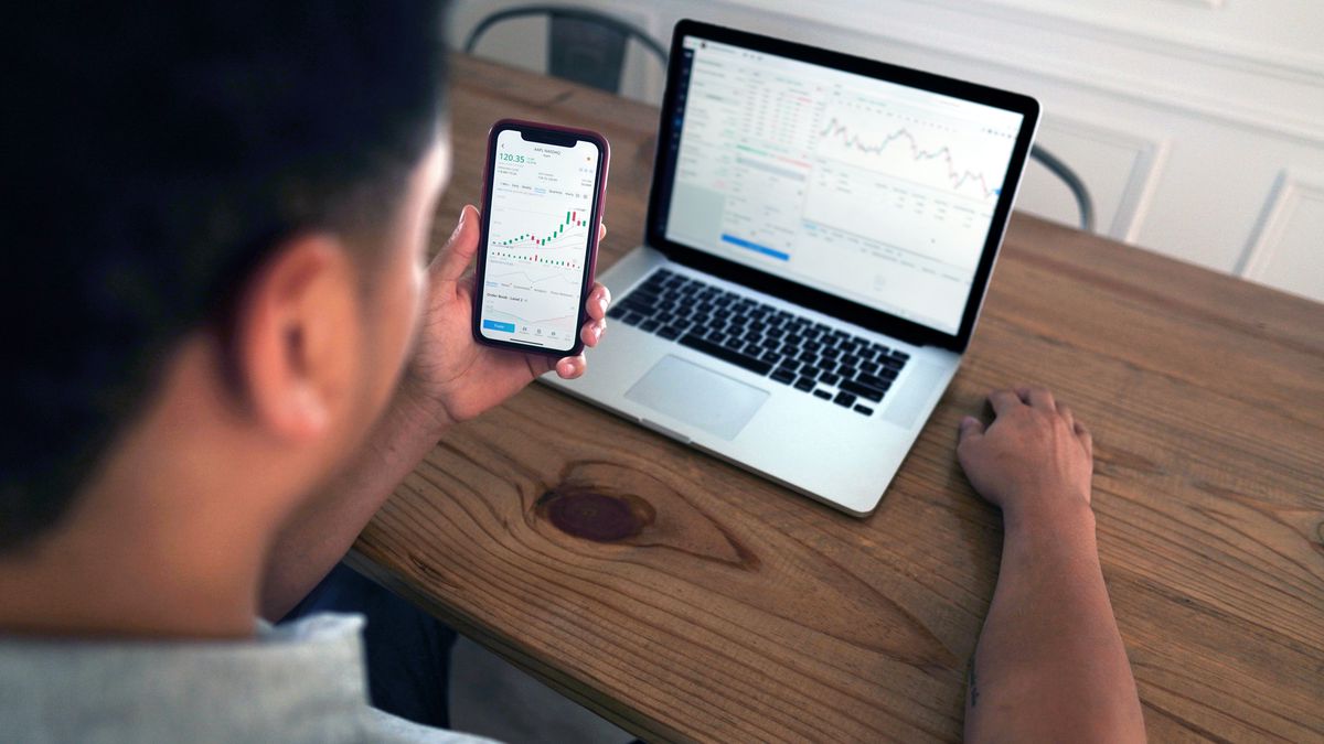 IKZE i IKE pozwalają gromadzić kapitał na emeryturę i korzystać z ulg podatkowych na różne sposoby. Warto zatem rozważyć oszczędzanie na obu tych rachunkach.