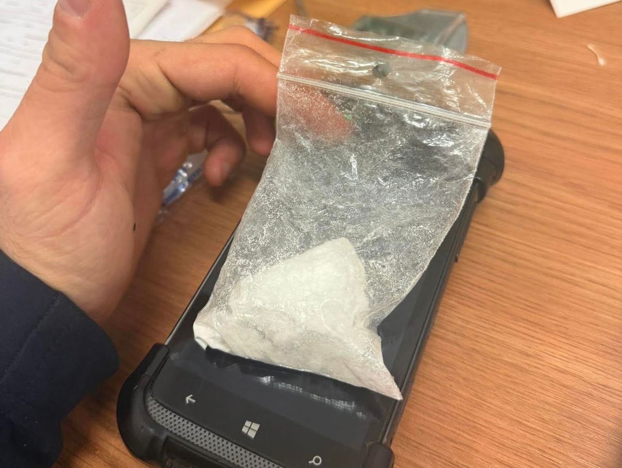 Wezwała policję do dziwnie zachowującego się syna. Był po narkotykach