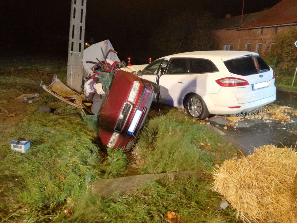 Wypadek samochodowy w Parzewie (fot. PSP Jarocin)