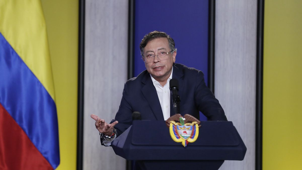 Colombian President Gustavo Petro holds a press conference
epa12476381 Colombian President Gustavo Petro speaks during a press conference with international media in Bogota, Colombia, 23 October 2025. Petro addressed the crisis with the United States and Colombia's fight against drugs.  EPA/Carlos Ortega 
Dostawca: PAP/EPA.
Carlos Ortega
flag, podium, government, diplomacy, politics, mic