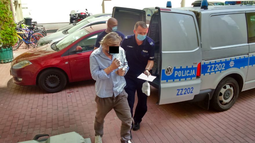 Warszawa. Mężczyźnie udało się oszukać system. W aktach urzędowych widniał od roku jako zmarły. Wpadł, bo usiłował sprzedać mieszkamie swojej matki