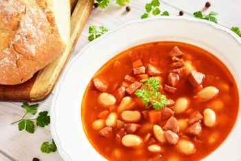 Nie musisz godzinami moczyć fasoli. Fasolka po bretońsku w pół godziny