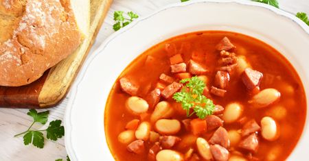 Nie musisz godzinami moczyć fasoli. Fasolka po bretońsku w pół godziny