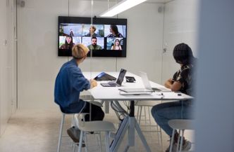 Pracownicy wracają do biur... by i tak siedzieć "na callach". To źródło frustracji