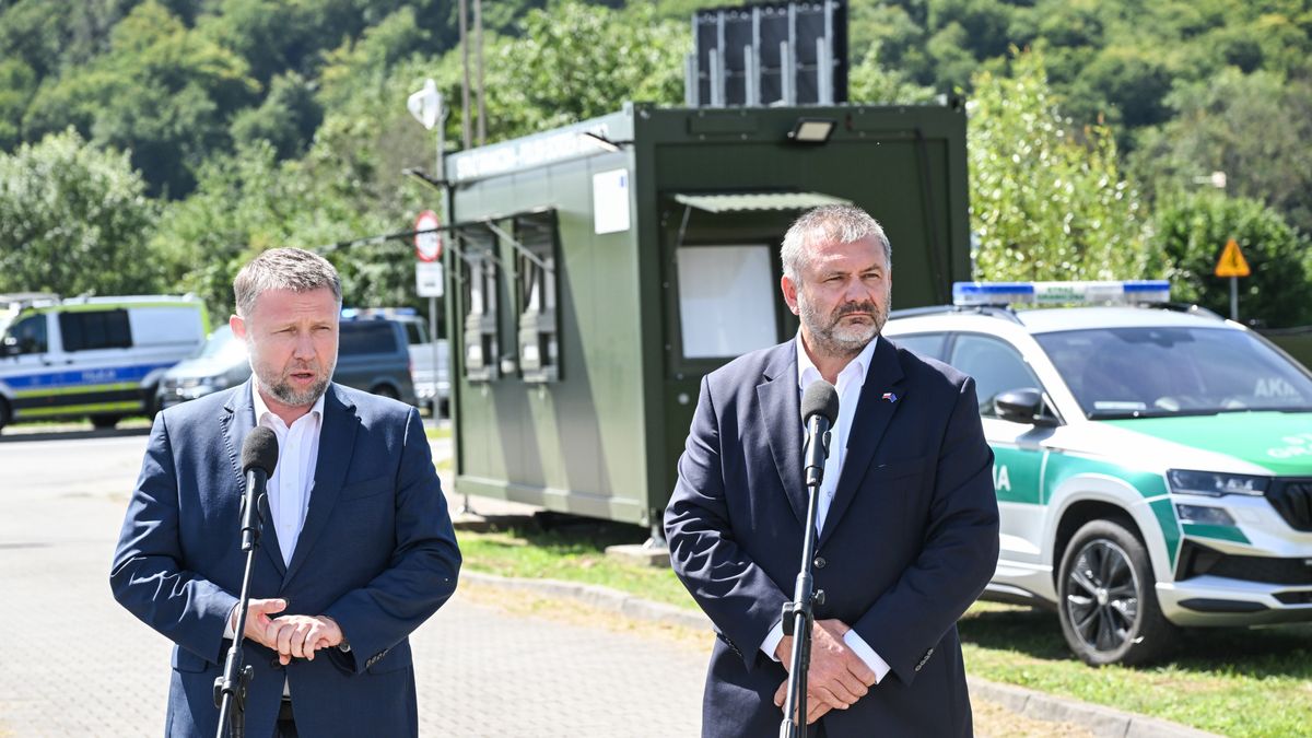Świnoujście, 11.08.2025. Minister spraw wewnętrznych i administracji Marcin Kierwiński (L) oraz minister sprawiedliwości Waldemar Żurek (P) na konferencji prasowej podczas wizyty na przejściu granicznym Świnoujście ? Garz, 11 bm. w Świnoujściu. (ad) PAP/Marcin Bielecki
