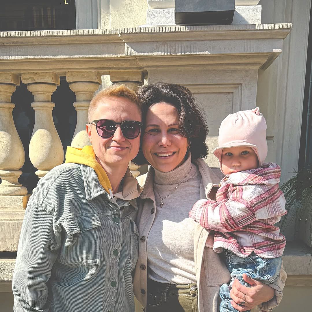 Krystsina Kamińska z żoną i córką