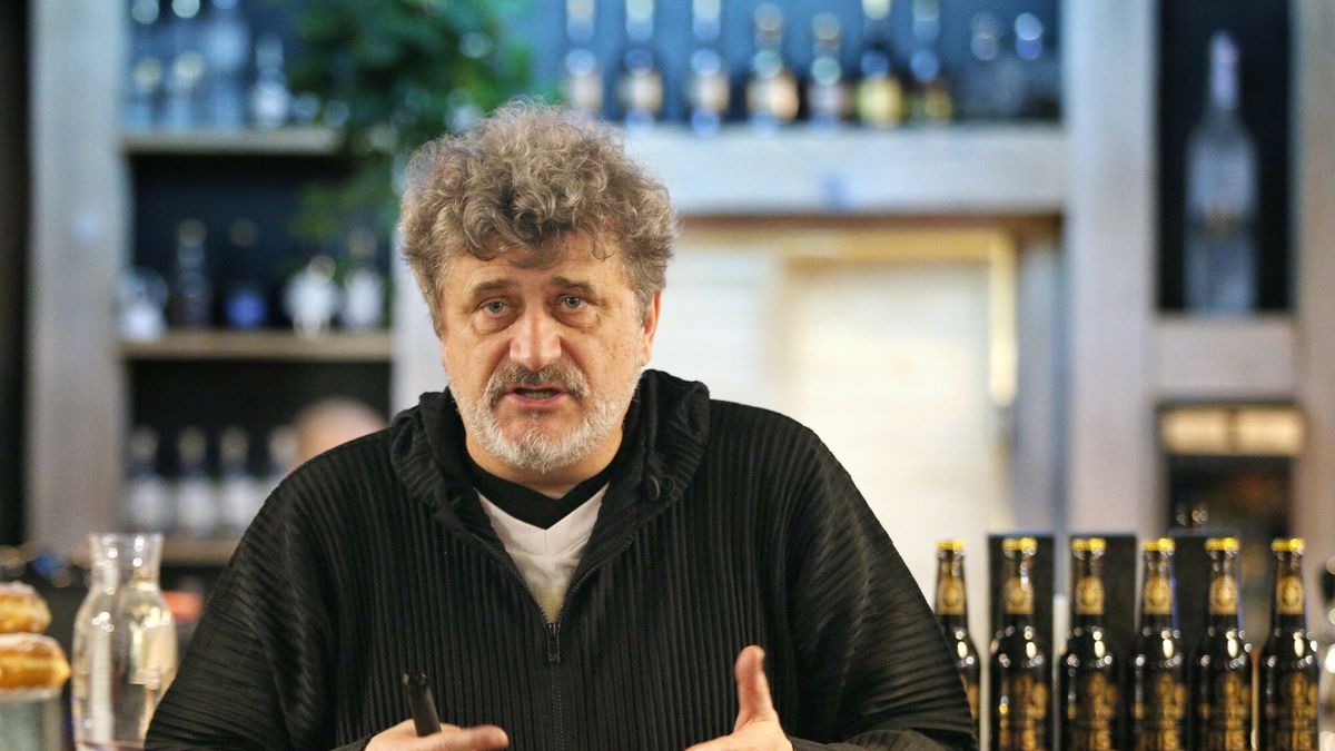 Beczki Palikota - spotkanie promocyjne w KrakowieFot. Damian Klamka/East News. Krakow 20.02.2020. Akcja Beczki Palikota - spotkanie promocyjne w Krakowie. n/z Janusz PalikotDamian Klamka