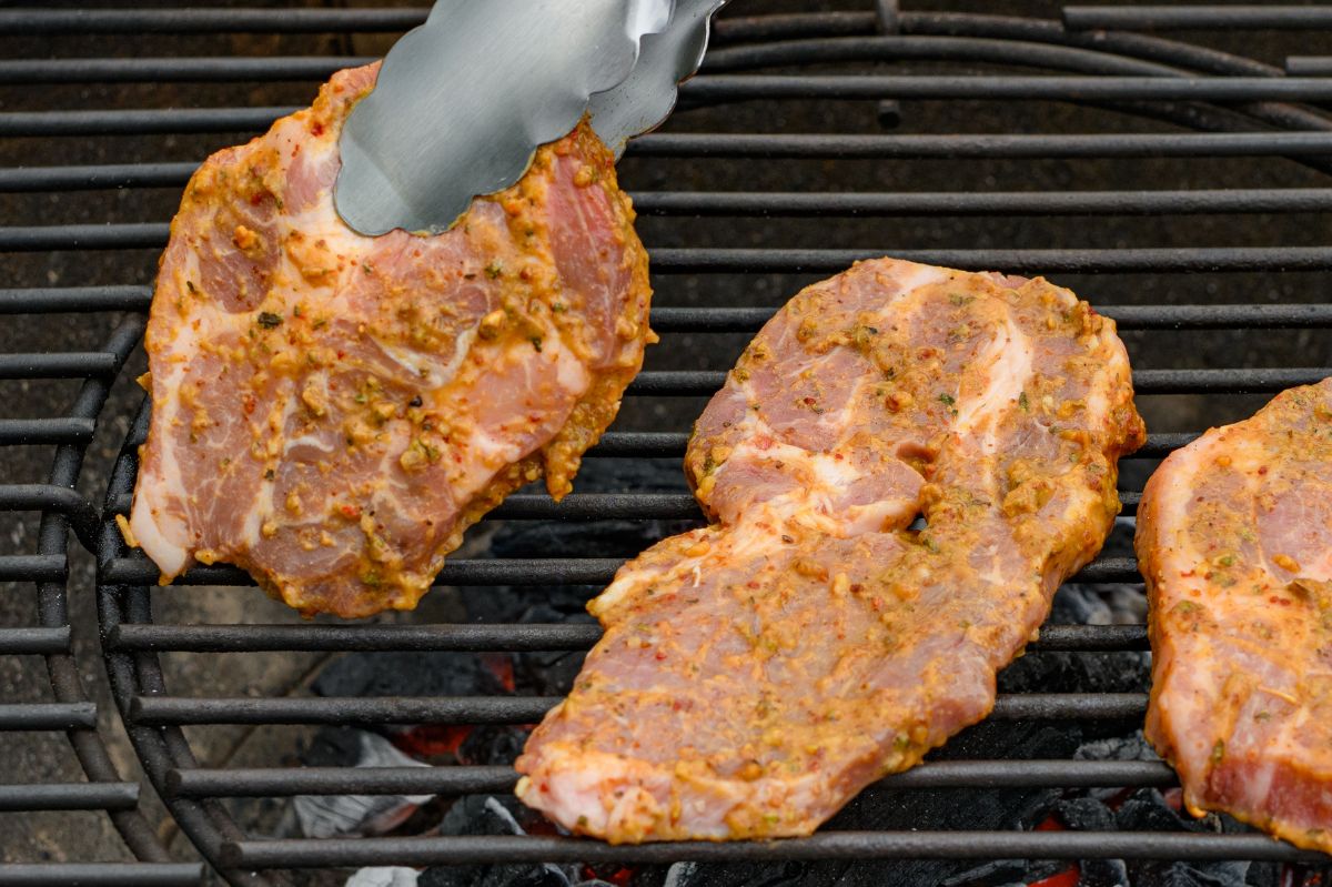 Pod żadnym pozorem nie marynuj w tym karkówki. Położona na grillu zamieni się w truciznę