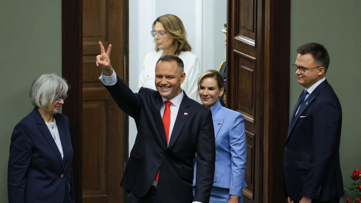 Warszawa, 06.08.2025. Uroczystość zaprzysiężenia Prezydenta RP Karola Nawrockiego przed Zgromadzeniem Narodowym. Prezydent-elekt Karol Nawrocki (2L) z żoną Martą Nawrocką (2P) i marszałek Sejmu Szymon Hołownia (P) wychodzą z sali posiedzień Sejmu w Warszawie, 6 bm. Karol Nawrocki, dotychczasowy prezes IPN, został zaprzysiężony na Prezydenta Rzeczypospolitej Polskiej. Podczas Zgromadzenia Narodowego następca Andrzeja Dudy złożył przysięgę prezydencką, po której formalnie objął urząd głowy państwa. (mr) PAP/Paweł Supernak