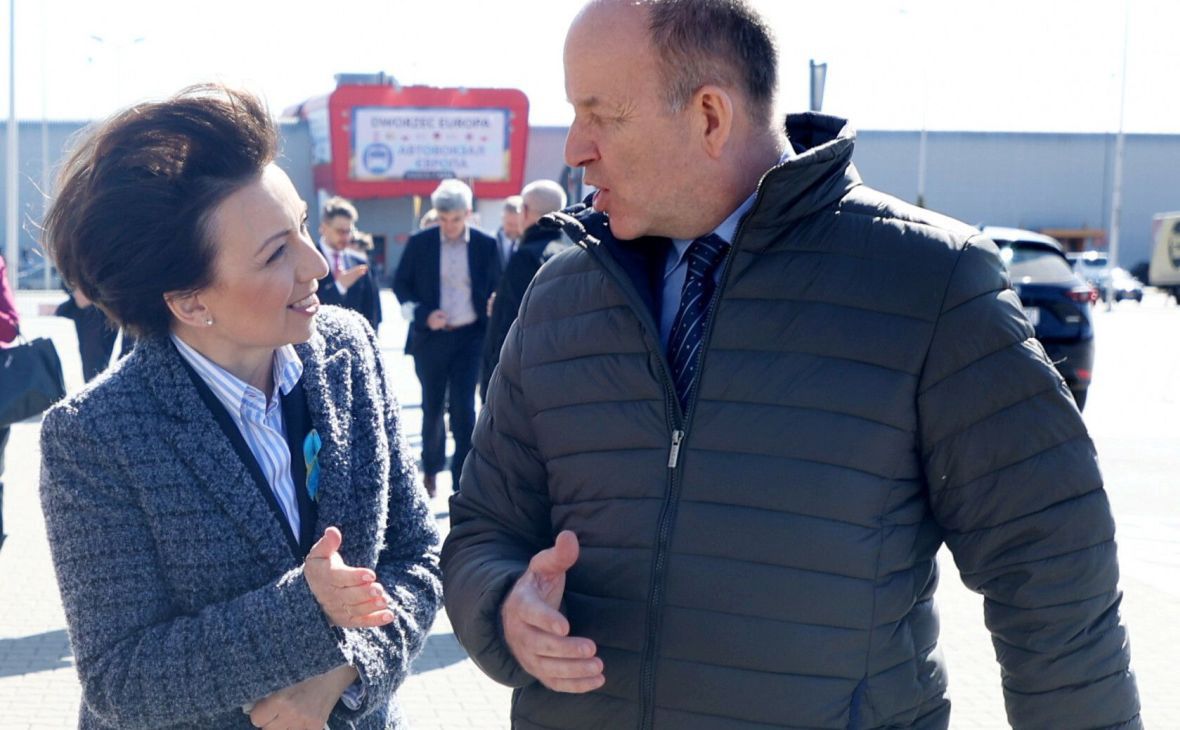 Minister Marlena Maląg i wojewoda Konstanty Radziwiłł w Ptak Warsaw Expo. 28 marca 2022 roku