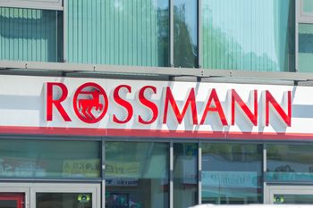 90 zł taniej za znane perfumy. Rossmann przecenia też inne produkty