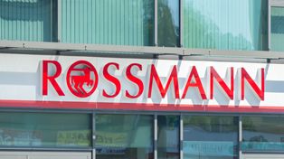 90 zł taniej za znane perfumy. Rossmann przecenia też inne produkty
