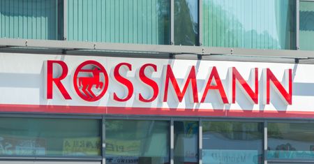 90 zł taniej za znane perfumy. Rossmann przecenia też inne produkty