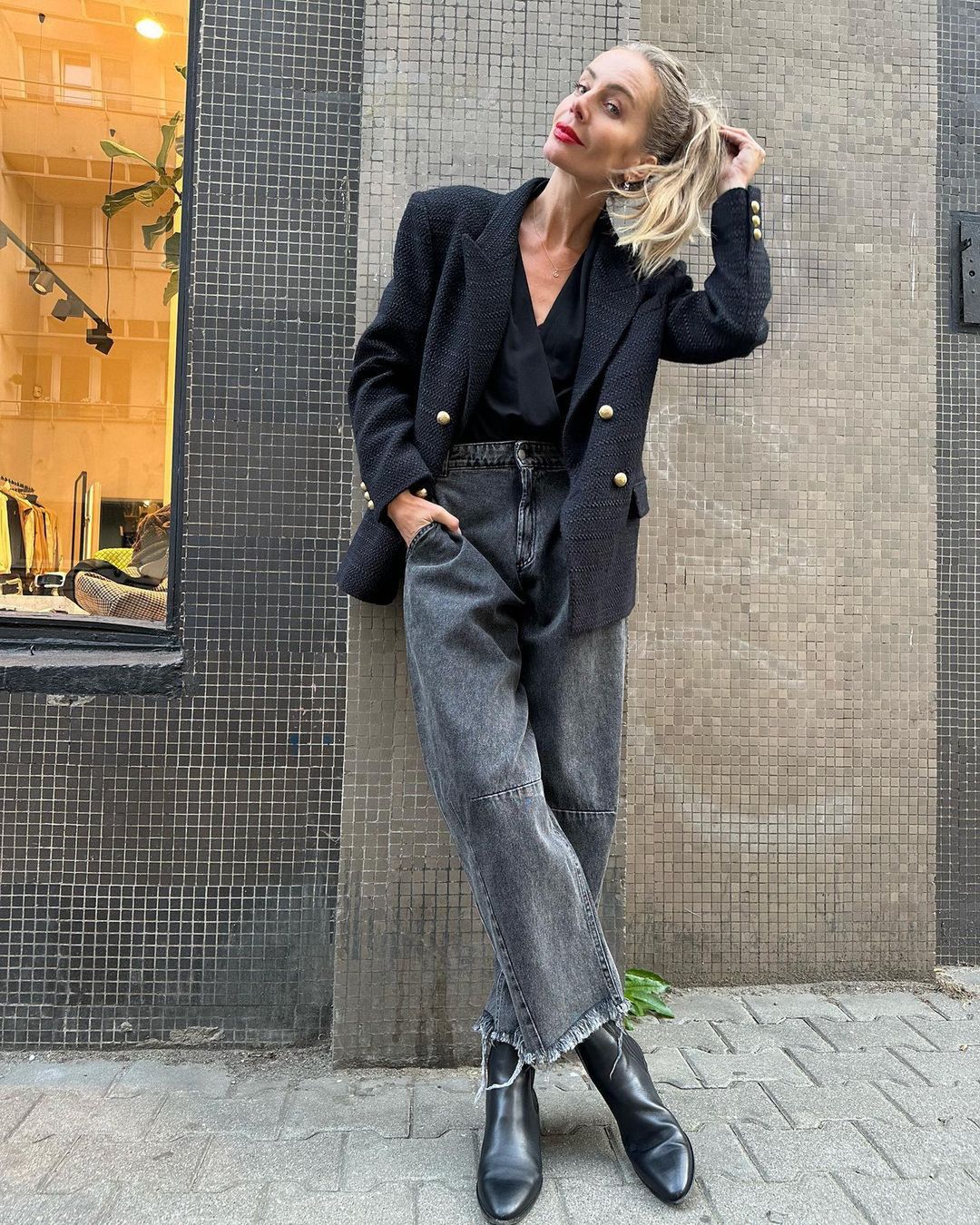 Agnieszka Woźniak-Starak wkomponowała szerokie spodnie w ciemny total look