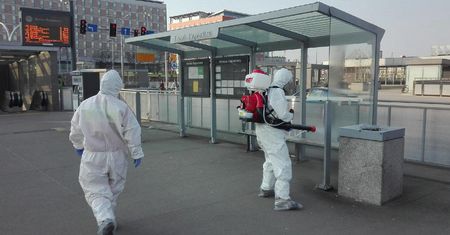Koronawirus - Poznań. Służby w skafandrach na ulicach. Ponowna dezynfekcja