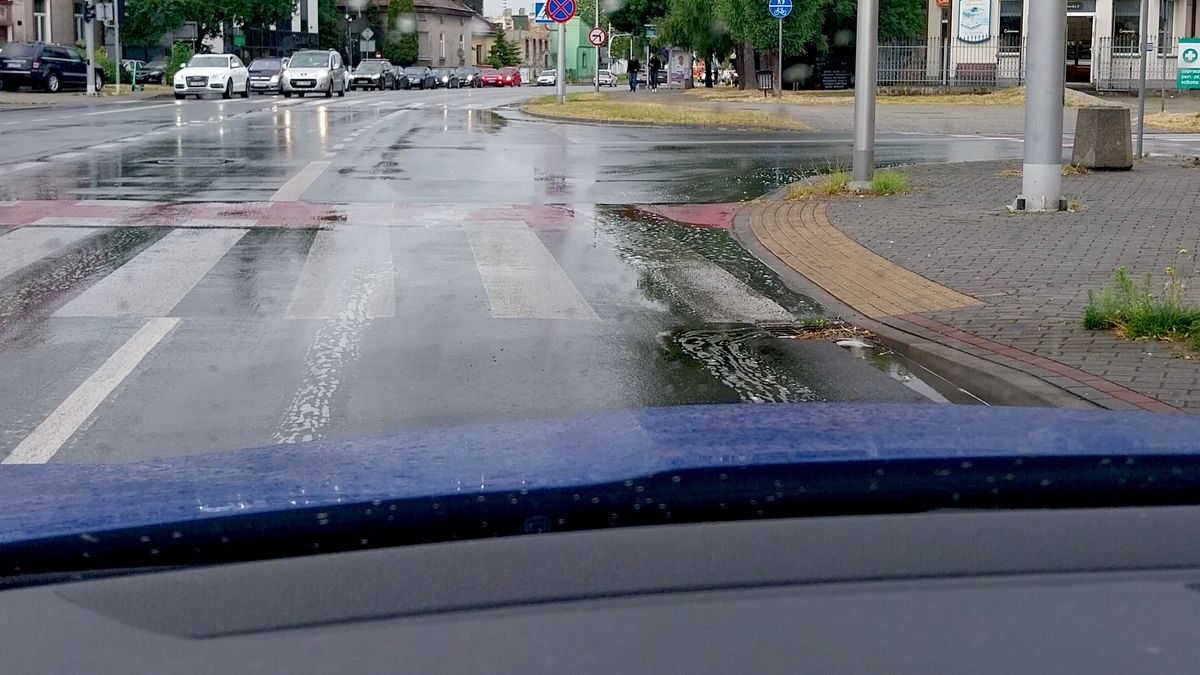 Piana na jezdni po deszczu. Skąd się bierze?