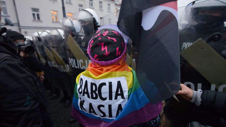 Warszawa. Aktywistka "Babcia Kasia" oskarżona o znieważenie policjantów