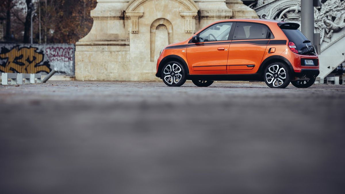 Przypominamy, że Renault Twingo GT wyposażono w silnik 0.9 TCe generujący 110 KM mocy oraz maksymalny moment obrotowy o wartości 170 Nm. Auto ma liczne dodatki przygotowane przez Renault Sport, ale zwracamy uwagę na fakt, że nie jest sygnowane skrótem R.S. To dlatego, że producent nie przewidział możliwości wyłączenia systemu ESP. Został on natomiast nieco łagodniej skalibrowany i włącza się rzadziej, a w opanowaniu samochodu ma pomagać także układ kierowniczy ze zmiennym przełożeniem oraz szerokie opony.