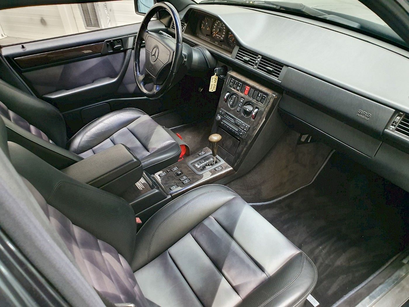 W środku - typowa komoda z początku lat 90.