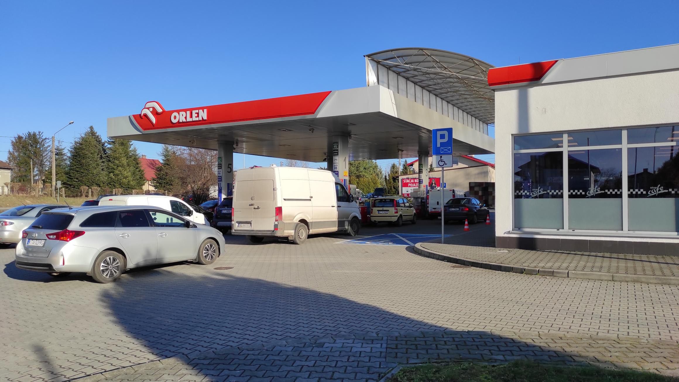 Kolejka na stację w Tarnowie