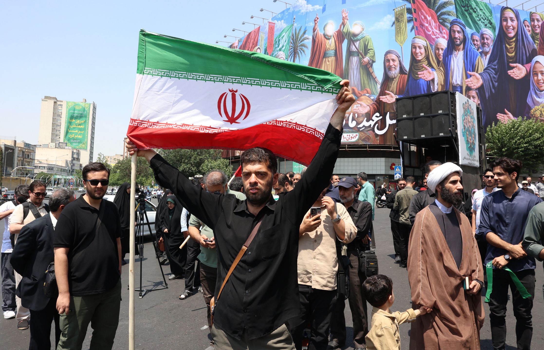 An Iranian holds a national flaf during a protest in Tehran, Iran, 13 June 2025. Israel launched strikes on Iran early 13 June, killing top military figures, including Armed Forces Chiefs of Staff Mohammad Bagheri and Chief Commander of the Islamic Revolutionary Guard Corps (IRGC) Hossein Salami, both countries confirmed. The strikes were part of Operation Rising Lion, Israel's Prime Minister Netanyahu said, adding that Iran?s nuclear programme poses a threat to 'Israel's very survival.' EPA/ABEDIN TAHERKENAREH Dostawca: PAP/EPA.