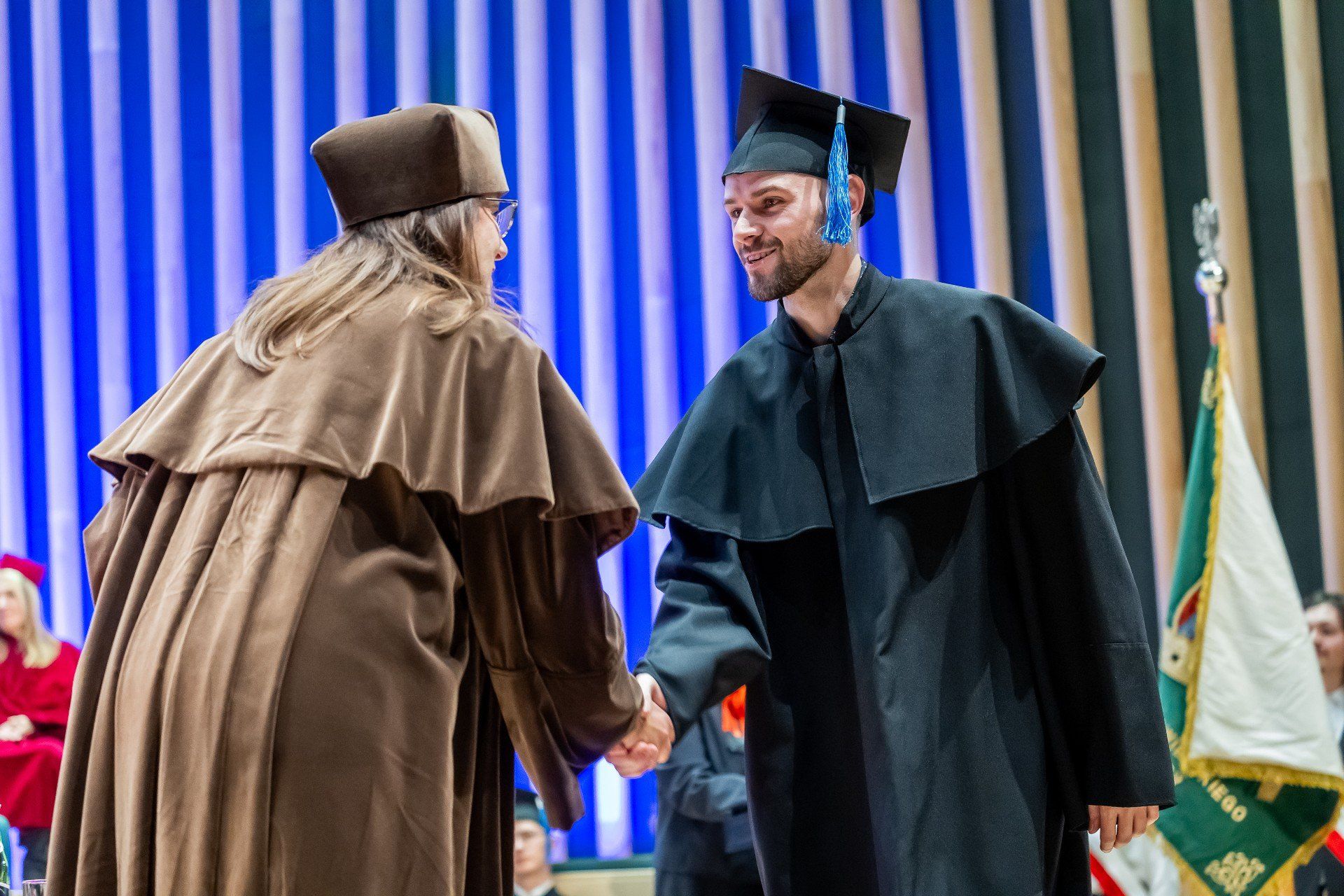 Podczas uroczystości wręczono dyplomy absolwentom, promocje doktorskie i habilitacyjne, a także odznaczenia - medale za Długoletnią Służbę i Medale &#34;Zasłużony Kulturze Gloria Artis&#34;.