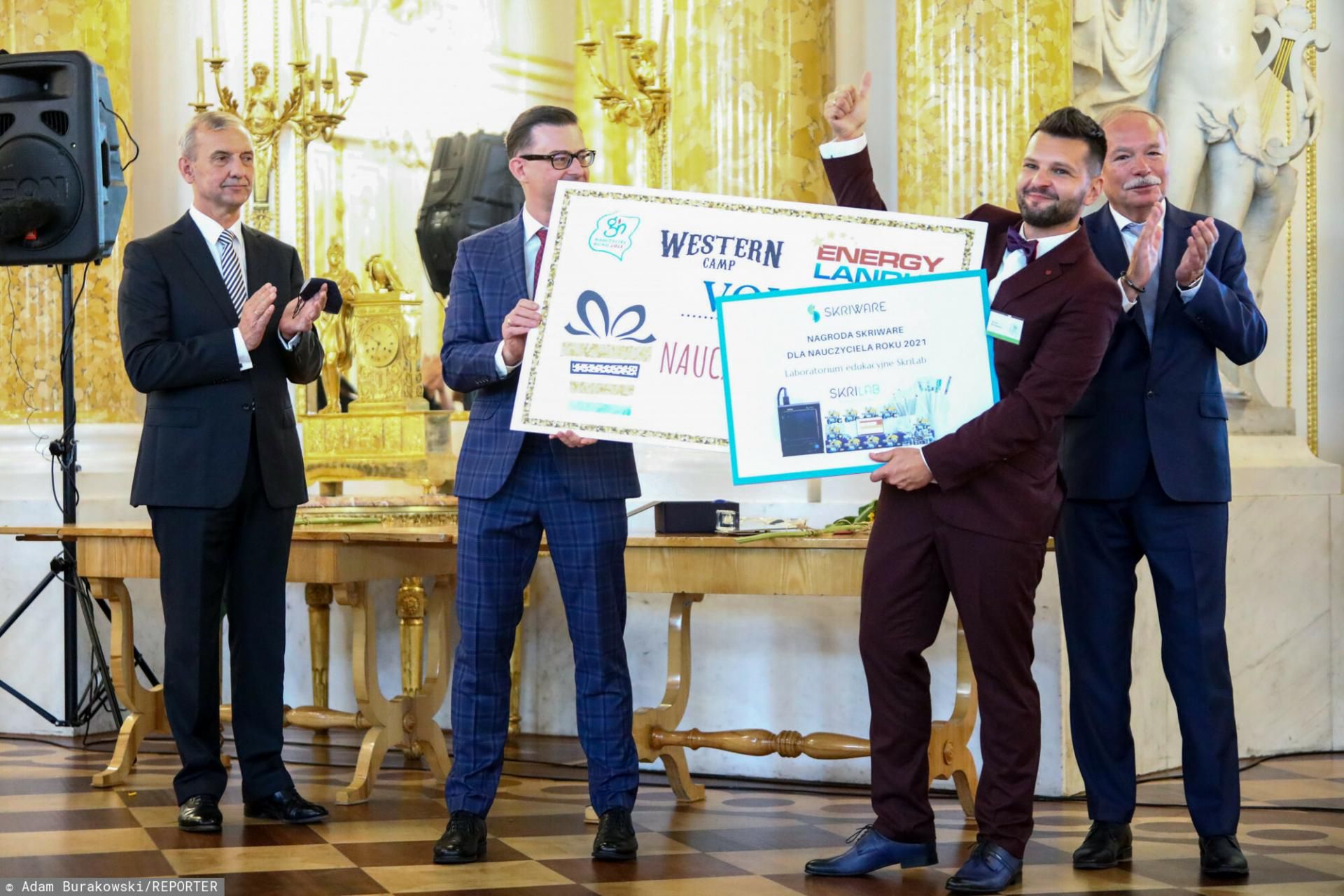 Nauczyciel Roku 2021 jest polonistą. Pracuje w Małopolskiej Szkole Gościnności w Myślenicach