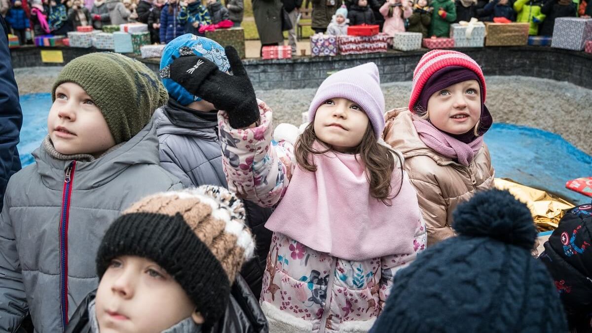 Dzieci oczekujące na ubranie choinki