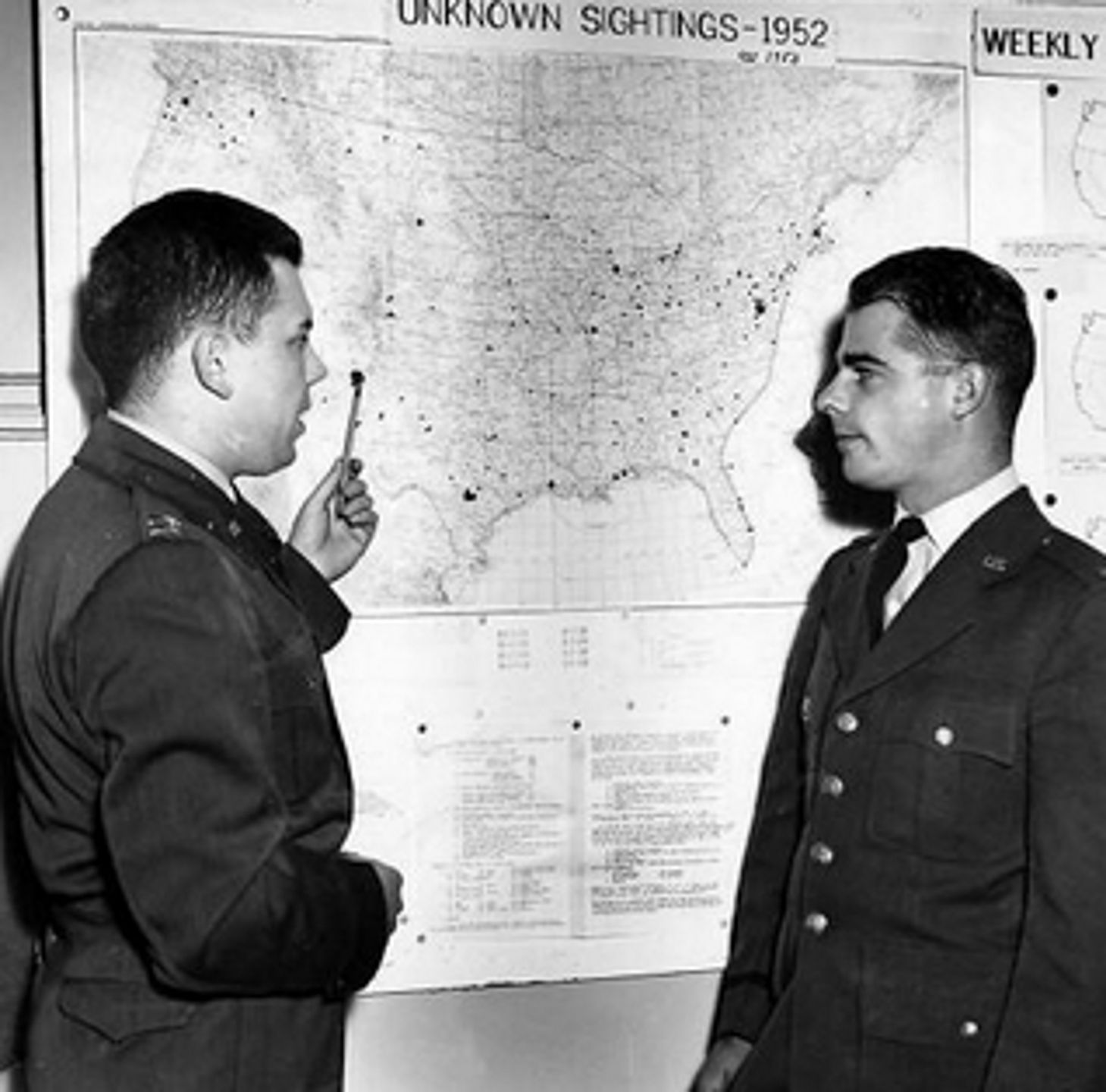 Kpt Edward J. Ruppelt (na zdjęciu z lewej strony)