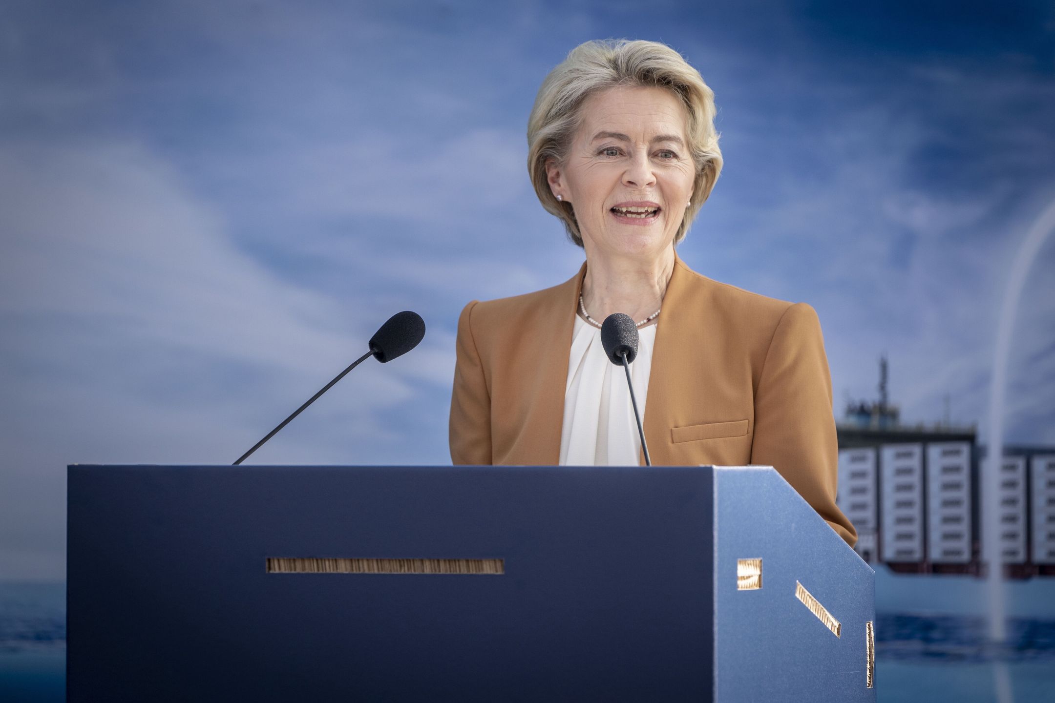 The President of the European Commission, Ursula Von Der Leyen, speaks in connection with the naming of Maersk's first container ship, which sails on green methanol, on the Esplanade in Copenhagen, Denmark, 14 September 2023. Danish shipping company A.P. Moller-Maersk is the first company in the world to introduce a methanol-enabled container vessel. The vessel was named "Laura Maersk'' by EU Commission President Ursula von der Leyen. The ship was built in South Korea and is the first of a series of 26 container ships that will sail on methanol. It is built to take 2100 TEU containers. EPA/Mads Claus Rasmussen DENMARK OUT Dostawca: PAP/EPA.