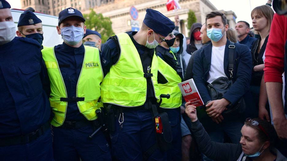 Funkcjonariusze i demonstranci podczas protestu na Placu Defilad w Warszawie