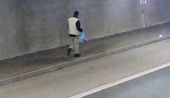 Mężczyzna z reklamówką nagrany. Teraz każdy zobaczy, co zrobił