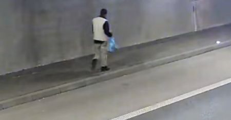 Mężczyzna z reklamówką nagrany. Teraz każdy zobaczy, co zrobił