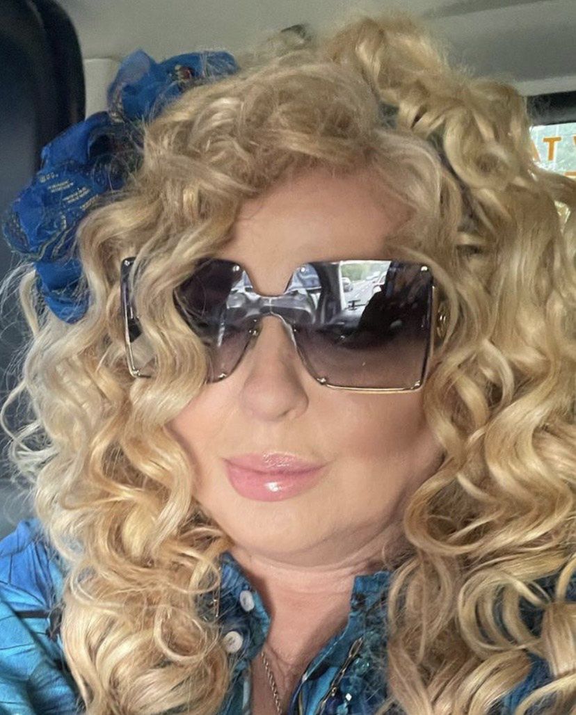 Zrelaksowana Magda Gessler świeci naturalnym licem na seflie. Fani: "TROCHĘ JAK BRITNEY SPEARS"