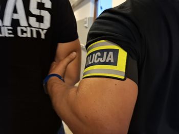 Koło: Kobiecie udało się uciec, policja usunęła agresywnego męża z domu