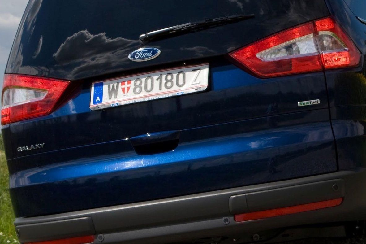 Jeśli ktoś wcześniej nie zdjął oznaczenia, każdego forda poznamy po plakietce FlexiFuel