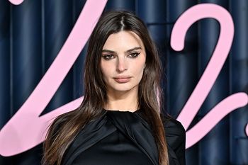 Tym razem przesadziła? Emily Ratajkowski bez topu i biustonosza
