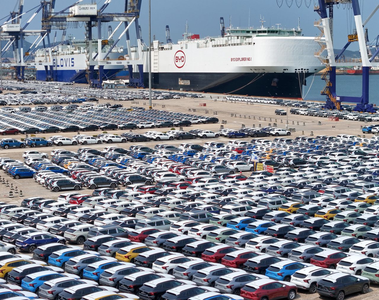 The photo shows Chinese BYD cars waiting to be loaded onto a ship for export.