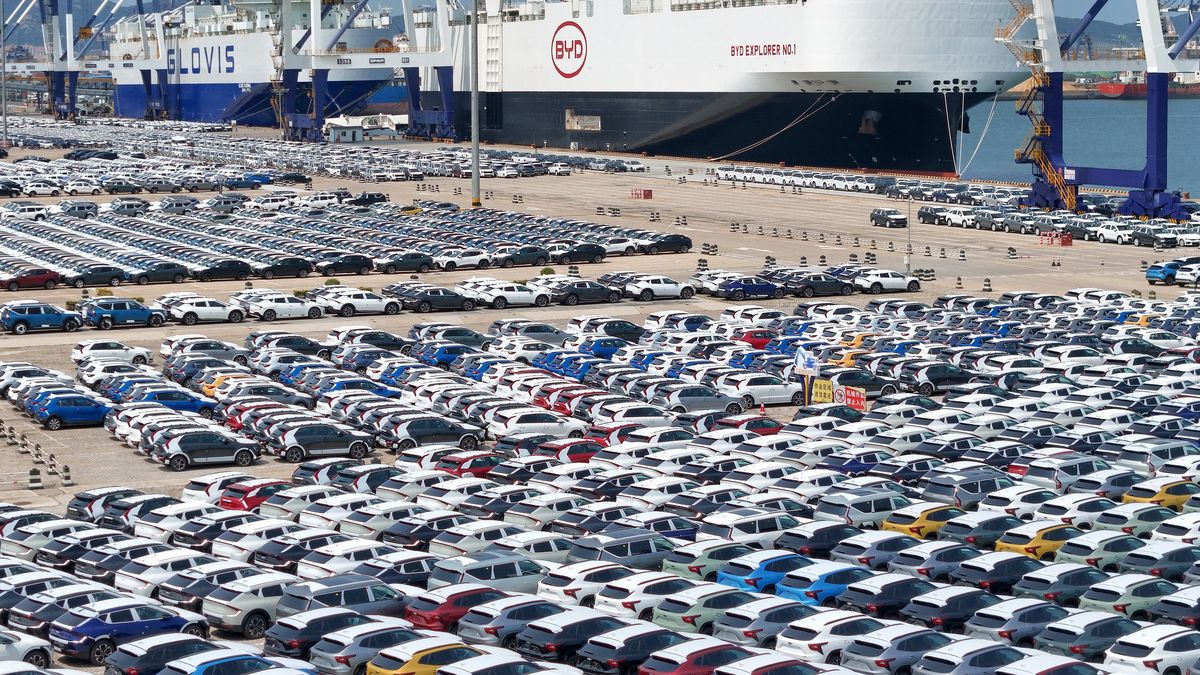 Na zdjęciu chińskie samochody marki BYD czekające na załadunek na statek i eksport