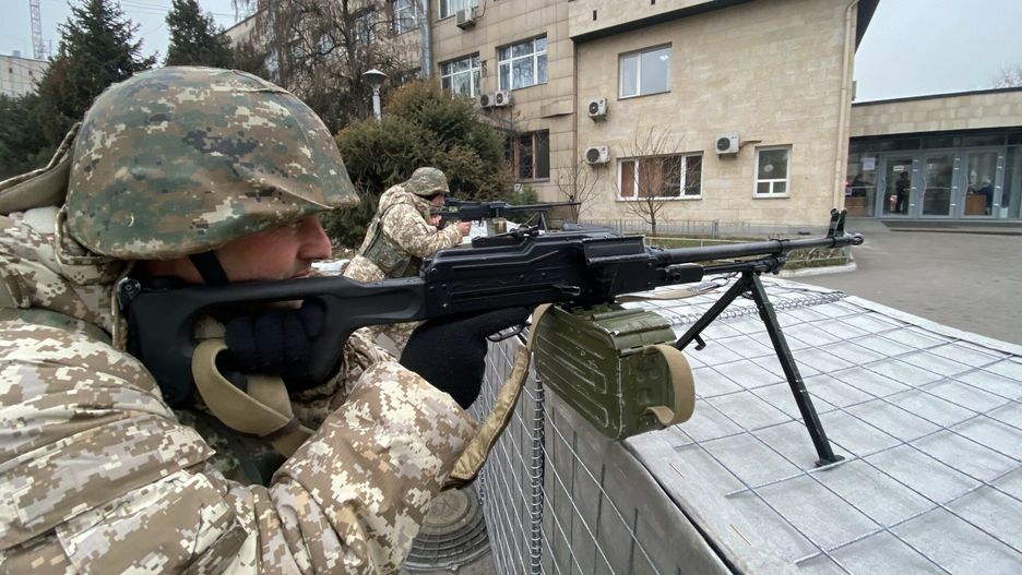 Zbiorowe Si?y Pokojowe w Kazachstanie6739037 11.01.2022 In this handout video grab released by the Russian Defence Ministry, Armenian servicemen of the Collective Security Treaty Organization (CSTO) peacekeeping forces guard the area of the Aksai bakery plant, in Almaty, Kazakhstan. CSTO decided to deploy the Collective Peacekeeping Forces to Kazakhstan after a relevant request by Kazakh President Kassym-Jomart Tokayev. The forces will be deployed for a limited period in order to stabilize the situation in the country. Editorial use only, no archive, no commercial use. Russian Defence Ministry