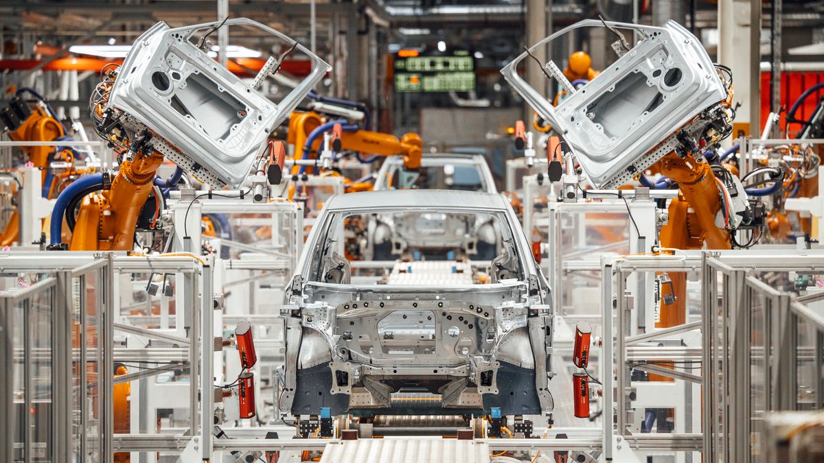 Na razie przestoje i ograniczenia potrwają ok. 2 tygodnie, ale sytuacja jest "bardzo dynamiczna", jak stwierdziła osoba związana z branżą.