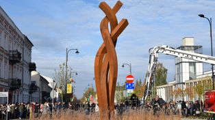 Zduńska Wola: Metalowy "Splot" stanął w sercu miasta. Odsłonięcie rzeźby wzbudziło duże zainteresowanie mieszkańców