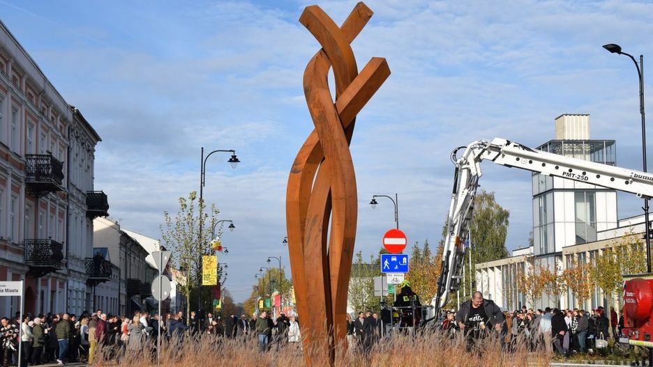 Metalowy &#34;Splot&#34; stanął w sercu Zduńskiej Woli. Odsłonięcie rzeźby wzbudziło duże zainteresowanie mieszkańców