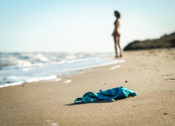 Opalają się nago na plaży. "Zawsze odwracam głowę w drugą stronę"