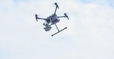 Policyjny dron obserwował kierowców przy Zalewie Zemborzyckim. Posypały się mandaty i punkty karne [NAGRANIE]