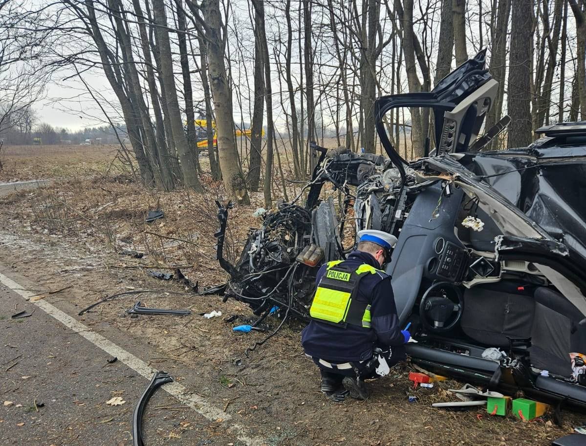 Ford wypadł z drogi i dachował. 42-latek poniósł śmierć na miejscu