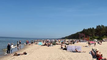 Tłumy na plaży w Stegnie. Jak w środku sezonu